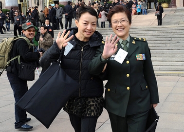 政協(xié)委員揮手話別:明年兩會再相見