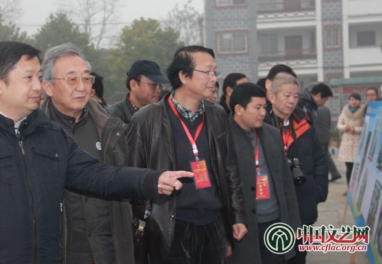 參觀文藝支教服務成果 中國文藝網 吳月玲 攝